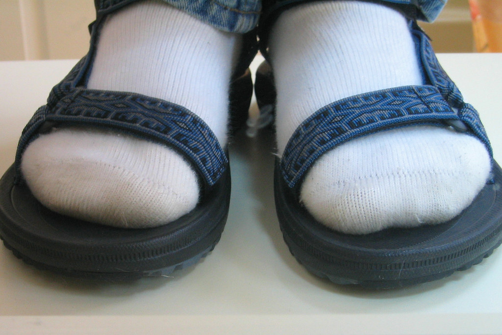 11-reasons-wearing-socks-with-sandals-is-actually-a-good-idea