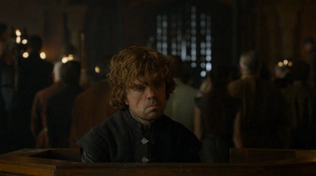 Montées comme un véritable drame judiciaire, les 20 dernières minutes de l'épisode sont entièrement consacrées au procès de Tyrion, accusé d'avoir empoisonné Joffrey lors de son mariage dans l'épisode 2.