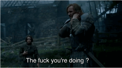 - Cette saison, les créateurs de la série ont à plusieurs reprises fortement accentué l'aspect diabolique de certains personnages, n'hésitant pas à les transformer en caricatures - Joffrey, Karl le buveur de crânes, et désormais, Lysa. À chaque fois, ce procédé s'est soldé par la mort brutale des méchants en question. Bien-sûr, ces trois morts étaient entièrement satisfaisantes, mais prévisibles - justement à cause de l'écriture parfois grotesque des personnages.- S'ils tuent Oberyn ET Tyrion, je vais très, très mal le prendre.- Je ne sais pas s'il faut plus s'en prendre aux scénaristes ou à l'actrice, mais toutes les apparitions de Daenerys depuis sa conquête de Meereen ressemblent à du sur-place : « l'esclavage, c'est MAL », « mais tuer des innocents aussi c'est mal », « je vais tuer tous les maîtres » « en fait NON, je ne vais pas les tuer », « mais quand même l'esclavage c'est VRAIMENT mal ! »- Comment Robin va-t-il réagir en apprenant que sa mère vient de « s'envoler » ? J'en tremble déjà.- Tyrion va-t-il survivre ? Oberyn est censé être un excellent guerrier, non ? Pour être sûrs, vous me ferez tous cinq Notre Père ce soir, au cas où.