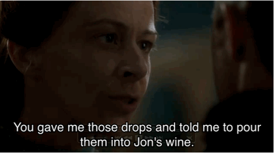 Sans doute une des plus importantes révélations de la série : Littlefinger, avec l'aide de Lysa, est responsable du meurtre de Jon Arryn. C'est à cause de la mort de Jon Arryn, Main du Roi, que Ned Stark a été obligé de se rendre à King's Landing. Et c'est à cause de la lettre inquiétante que Lysa a envoyée à Catelyn (également sur les ordres de Littlefinger) que Ned a décidé d'enquêter sur la mort de Jon, a découvert la relation incestueuse de Cersei et Jaime, a compris que Joffrey était un bâtard consanguin, et s'est retrouvé décapité. Une succession d'événements qui ont à leur tour causé une guerre, forcé Arya à s'exiler, ETC. EN BREF, TOUT LE MAL QUI A ÉTÉ FAIT AUX STARK DEPUIS 4 SAISONS EST À CAUSE DE LITTLEFINGER.