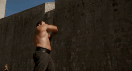 (Cette séquence manquait un peu de contexte... Est-ce qu'il tue des gens juste pour s'amuser ? Est-ce que Cersei a fait venir tous ces hommes exprès pour qu'il puisse « s'entraîner » ?)