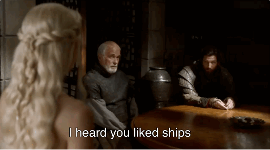 Daario, qui flirte avec Daenerys depuis la saison 3, a trouvé la technique idéale : lui offrir une flotte entière. Et vu le sourire qu'elle tente de contenir, ça marche.