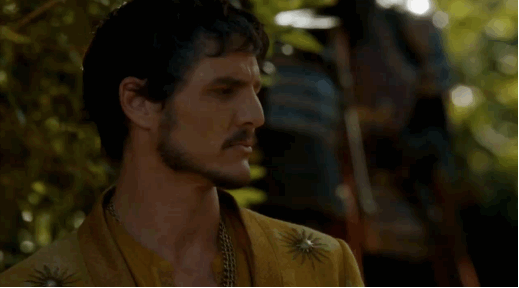 - En plus d'être pauvre en action, cet épisode était relativement prévisible : Karl, un personnage qu'on ne connaissait même pas il y a deux épisodes, a été massacré en bonne et due forme, et évidemment, Jon et Bran se sont ratés de peu. Comparé aux autres épisodes de la série, qui contiennent presque tous un élément « WTF, » celui-ci était décidément bien plat. Quand Jon Snow devient le personnage le plus intéressant d'un épisode, c'est qu'il y a un problème.- D'ailleurs, que font les dragons ?- Si Bran peut prendre possession des hommes et des animaux, peut-il aussi se glisser dans l'esprit d'un dragon ?- Qui va mourir en premier : Podrick ou Brienne ?- Les parties de l'histoire inventées pour la série (Craster's Keep, le méchant barbu qui veut kidnapper Bran) sont enfin résolues. Peut-être que les scénaristes ont compris que trop s'éloigner de la source des livres ne servait à rien - surtout si c'est pour nous inonder de viols inutiles.- La simple présence d'Oberyn suffit à inspirer mes rêves érotiques pour les trois prochains mois, mais est-ce qu'on pourrait lui donner quelque chose d'autre à faire qu'être beau et mystérieux ? - Ygritte et M. Scarification commencent à me manquer. Tyrion aussi.