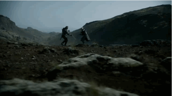 Sans doute l'un des combats les plus captivants de la série. Aucun des deux ne méritait de mourir, et il était difficile d'en prévoir la fin. Certes, Sandor Clegane a prouvé à plusieurs reprises qu'il était capable des pires atrocités, mais la série a parfaitement su développer le personnage, pour finalement le rendre plus humain.
