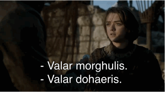 Débarrassée de Sandor, et n'ayant plus aucun espoir de retrouver sa famille, Arya embarque pour la cité libre de Braavos. Espérons qu'elle y sera bien traitée.