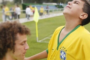 Um fã do David Luiz invadiu o treino da seleção e descobriu que o ídolo era ainda mais legal do que ele pensava