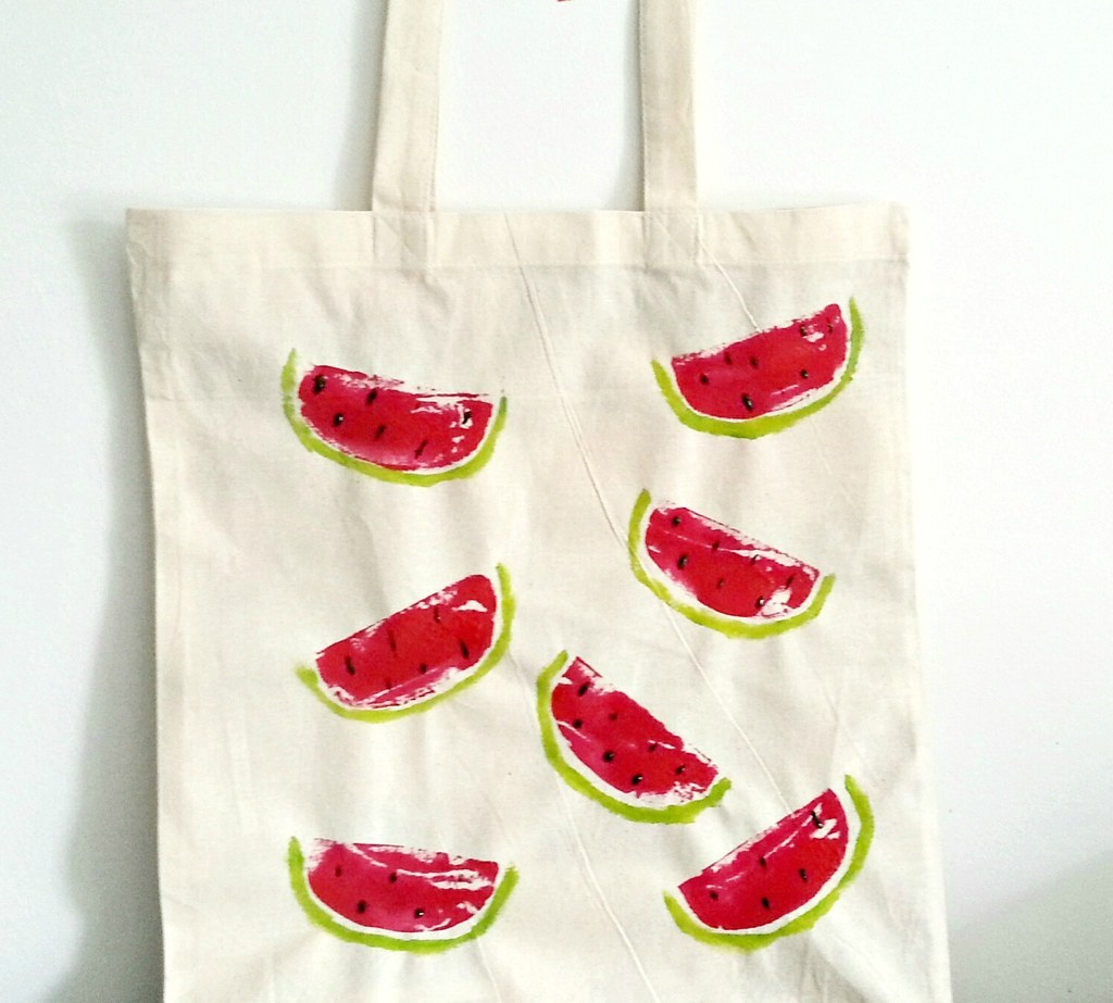 Carry fruits in fruit bags.