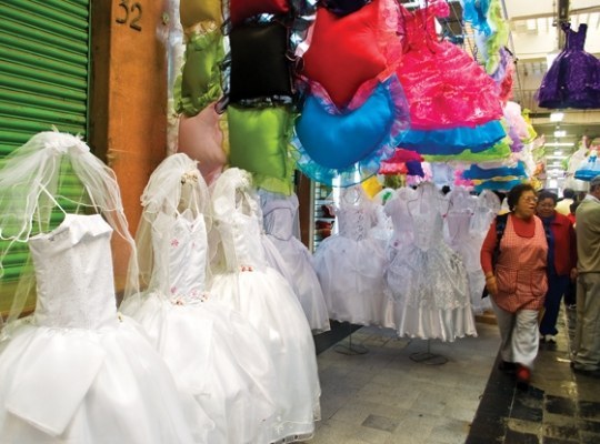 Trajes típicos, ropa deportiva, vestidos de XV años, vestidos de novia y más podrás encontrar en él.