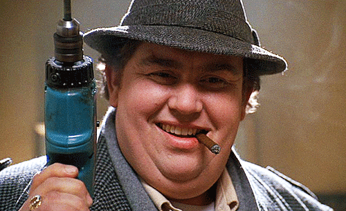 During Miles' interrogation scene, John Candy wrote out the script and placed it on his head so Macaulay Culkin could read his lines faster to keep the pace of the scene. Another reason to love and miss John!