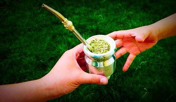 Es todo un ritual,el mate es para compartir, se puede tomar sólo pero está científicamente comprobado que el sabor no es el mismo...El mate es una hierba...que parece mota, sabe a té pero te despierta como el café...Se toma en todos lados, en el parque,en la oficina, en la cocina, en la calle, en el baño,en el cine, en el velorio, en la sala de parto y así...