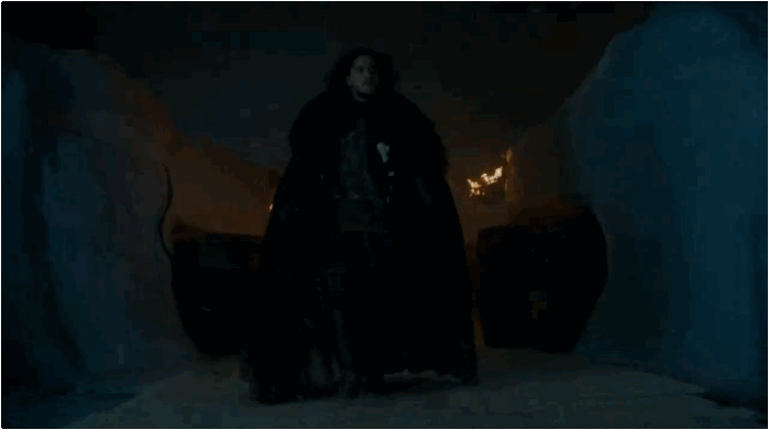 L'action de « Blackwater » (l'autre grande bataille de la série) se déroulait entièrement à King's Landing, et se focalisait principalement sur l'affrontement entre les armées de Stannis et de Tyrion - mais l'épisode contenait quand même de nombreux temps morts, notamment avec les scènes plus intimes de Cersei et Sansa. Ici, la bataille était au cœur de chaque scène, et ne nous a offert quasiment aucun répit jusqu'à la fin. Par ailleurs, c'est la première fois que si peu de membres du casting principal sont présents : seulement 5 sur 26, un record. Là où « Game of Thrones » brille souvent par ses dialogues, sa gestion des multiples intrigues et ses machinations politiques élaborées, cet épisode était donc direct et efficace : des géants, des mammouths, de l'amour, et beaucoup de gore.