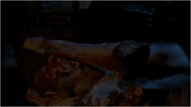 - Jon Snow va-t-il vraiment réussir à tuer Mance Rayder ?- Comment les survivants de Castle Black vont-ils réussir à se défendre lors des prochaines attaques ?- Peut-on vraiment repousser ses agresseurs avec une patte de mouton ?- Les chouettes (?) présentes en haut du Mur m'ont rappelé les visions glauques de Bran (qui, lui, voyait plutôt des corbeaux). À votre avis, y a-t-il un lien entre les deux ?- M. Scarification va me manquer.