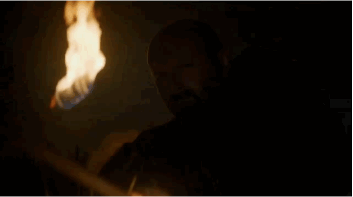 « Blackwater » nous avait permis de voir Tyrion sous un jour plus noble : en plus des sarcasmes qui le définissent désormais, il avait également pu démontrer tout son intelligence, et sauvé King's Landing grâce à un excellent stratagème. L'épisode de cette semaine, lui, a permis de donner un second souffle au personnage de Jon Snow, embourbé dans sa neige et ses boucles depuis bien trop longtemps.