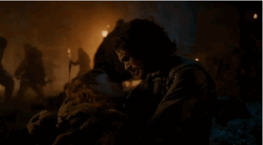 Mais les histoires d'amour impossible sont toujours déchirantes, et sa relation compliquée avec Ygritte était sans doute l'aspect le plus intéressant du personnage de Jon. Ce dernier plan au ralenti, où la bataille continue en arrière-plan, est sublime.
