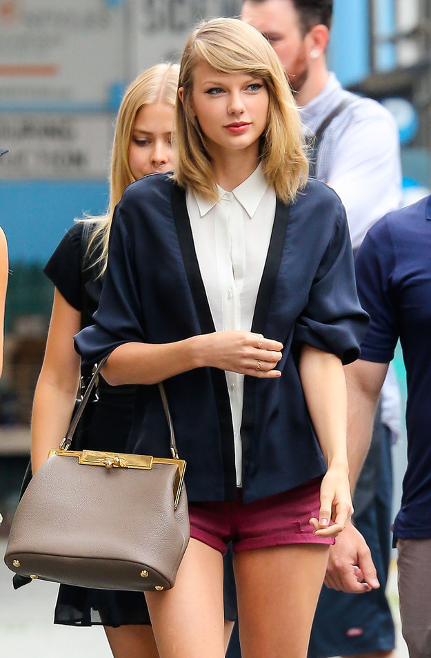 13 Proven Steps On How To Hold Your Purse Exactly Like Taylor Swift