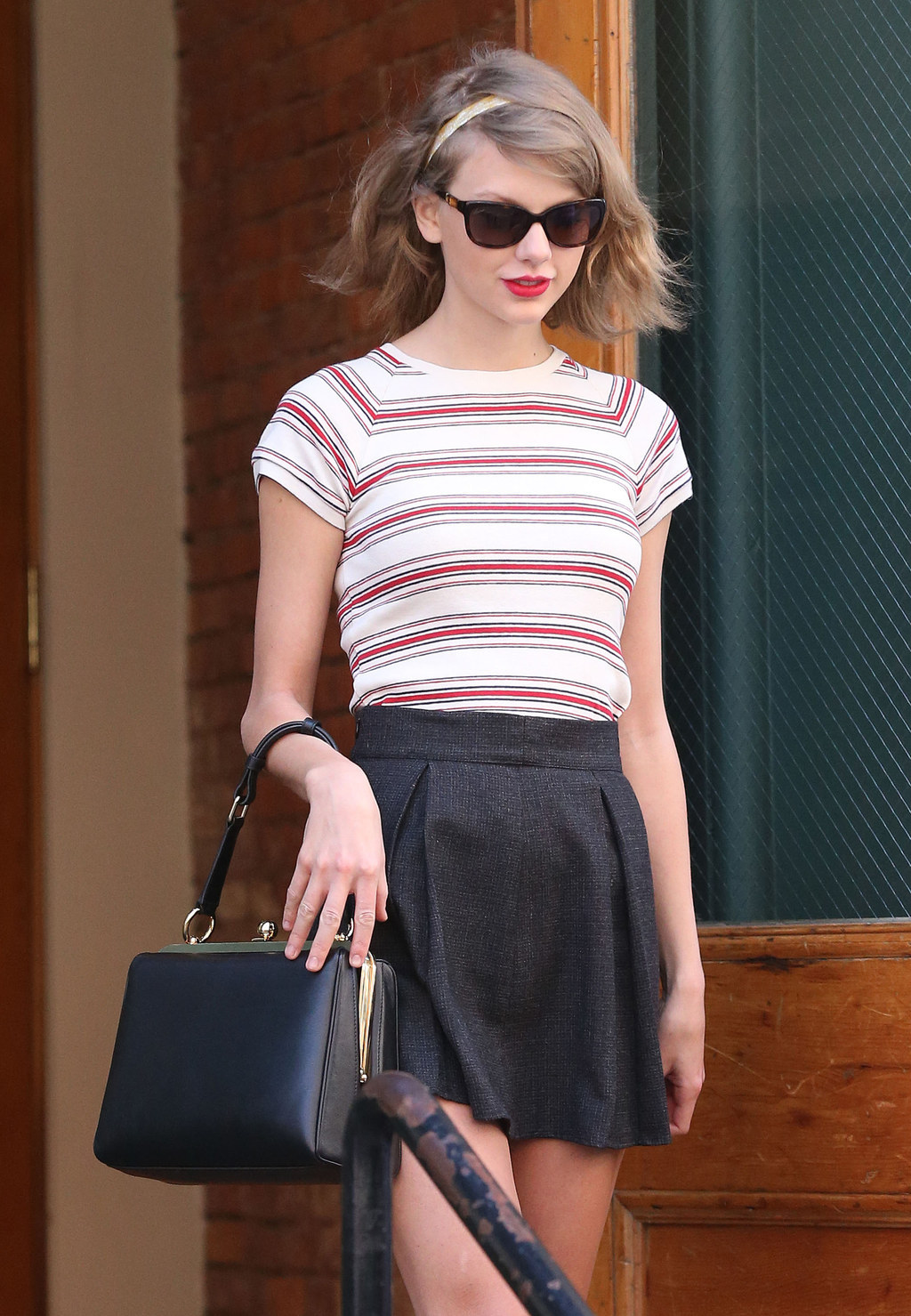 Taylor Swift's Ladylike Way of Holding a Purse