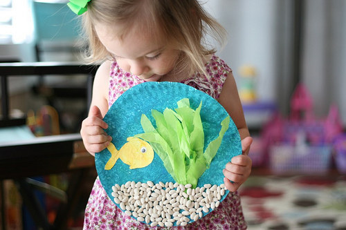 This paper plate fish bowl reminds me of something I made in first grade. Very coo!