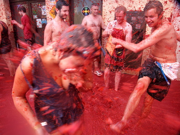 La Tomatina (Buñol, Comunidad Valenciana) - Toneladas y toneladas de tomates se utilizan en esta batalla campal que deja la localidad inundada de una salsa roja. No apta para princesitas remilgadas que no se atreven a mancharse.