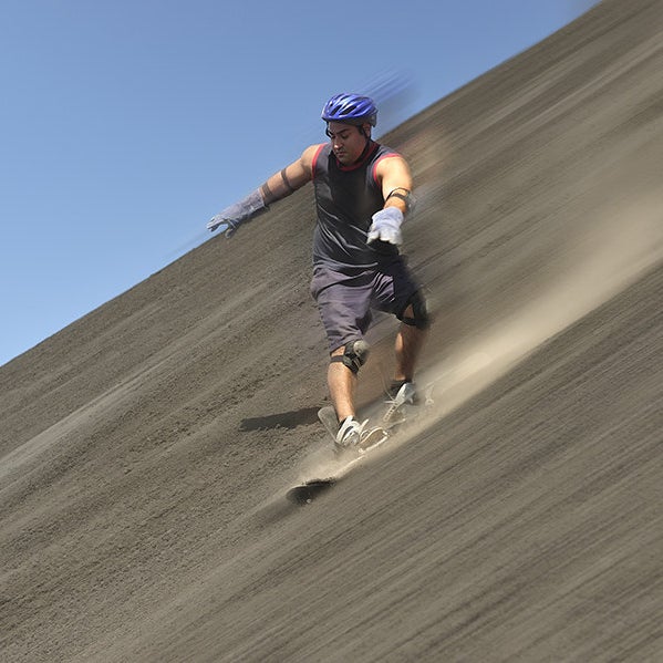 Volcano surfing. Вулканический Бординг. Вулканический серфинг. Серфинг на вулкане. Серфер в Никарагуа.