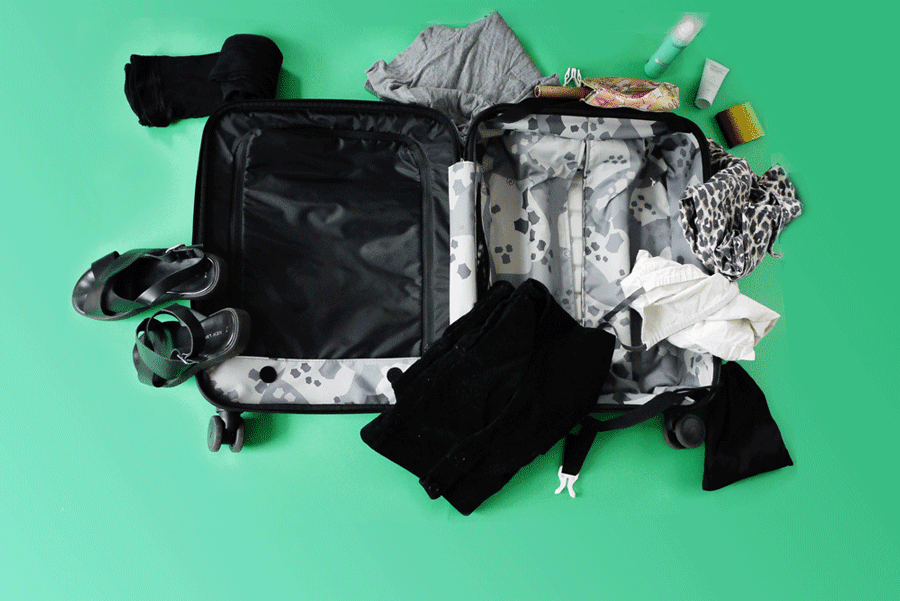 Wochenenden sind dafür da, Spaß zu haben, und bieten Dir eine sorgenfreie Ablenkung von Deinem Schreibtisch-Gefängnis. Mit einer riesigen Tasche ist man aber nicht gerade sorgenfrei.Packe als erstes ein Paar schmale Sandalen und ein Trägerkleid ein, das Du zusammen mit einem Hemd oder einem grauen T-Shirt tragen kannst, und Du hast schon mehr Outfit-Auswahl als Du jemals brauchen wirst. Eine Latzhose oder ein schlichter Playsuit erfüllen den selben Zweck. Verstau ein ordentlich aufgerolltes Paar Strumpfhosen, um auch an möglichen Regentagen entspannt bleiben zu können.