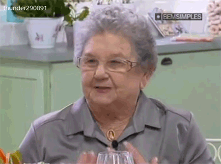 E faz um discurso fofo sobre ser uma senhora de idade recebendo tanta gente jovem e legal assim e etc.AWN, PALMIRINHA!!!!