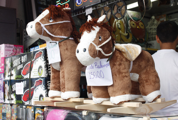 Ainda na linha equina, que tal um cavalinho de balanço que é meio cruzamento com um burro e tem uma cara meio chateada?