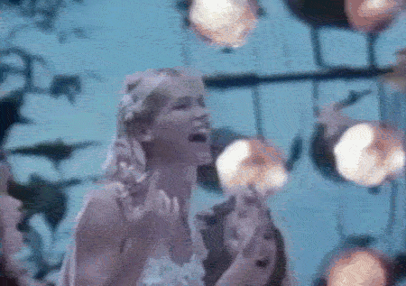 ♪♫ Lua de cristal que me faz sonharFaz de mim estrela que eu já sei brilhar!!! ♪♫