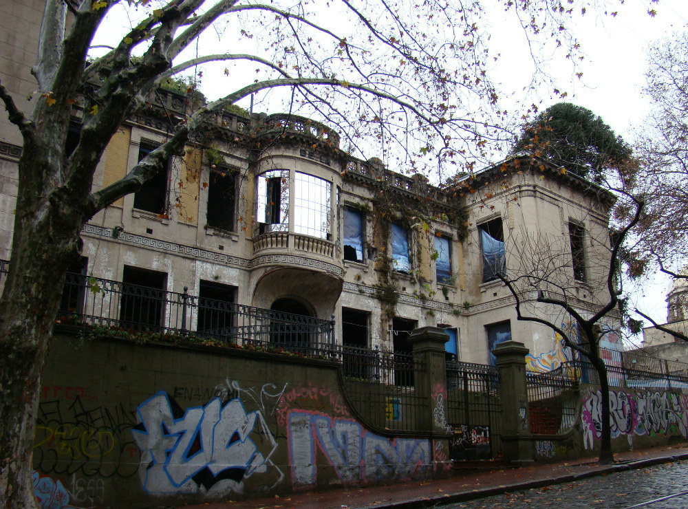 Fue la sede de una entidad de beneficencia fundada en 1892. Allí -en un predio que ocupa media manzana- funcionaron un hospital de niños, una escuela primaria, un hogar de huérfanos y un instituto de menores. En los años 70, Padelai cambió su sede y abandonó el histórico edificio de Balcarce y Humberto Primo, que fue cedido a la Ciudad de Buenos Aires. La comuna no le dio ningún uso, y el predio terminó usurpado por familias sin techo. Los ocupantes fueron expulsados en 2003 y en 2009 el gobierno porteño cedió el edificio a la Agencia Española de Cooperación Internacional para el Desarrollo, que tenía un proyecto para convertirlo en un centro cultural español. Pero conflictos con los antiguos usurpadores hicieron que el plan fuera abandonado. Actualmente, el espléndido edificio permanece en ruinas, como un fantasma en medio del histórico barrio de San Telmo.