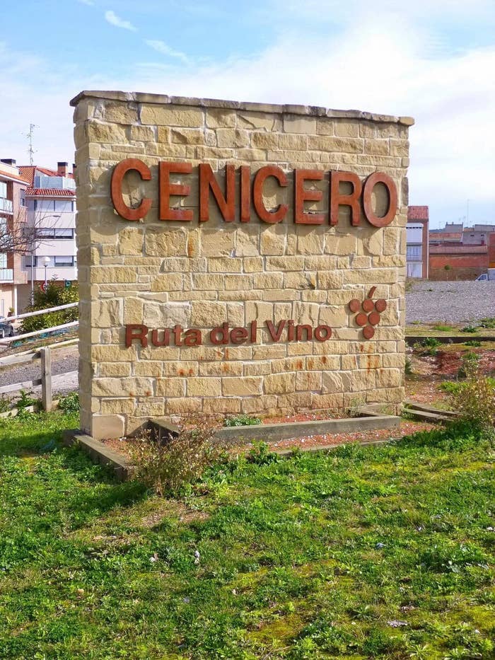 A pesar de que el gentilicio de este pueblo riojano podría parecer que está lleno de Cenicientos y Cenicientas y que se dedican al cultivo de tabaco, en realidad los habitantes de la localidad se dedican al vino y se hacen llamar cenicerences. Las apariencias engañan.