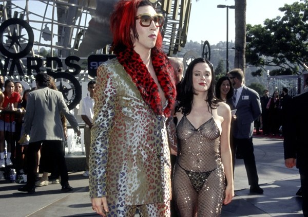 Acompanhada de Marilyn Manson.