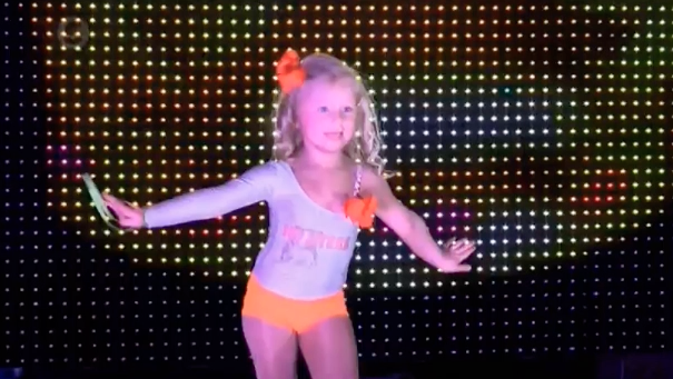 Mom Criticized For Dressing Up 4-Year-Old Daughter As Hooters Waitress For  Beauty Pageant