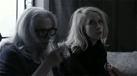 Vic (Vera Holtz), sua mãe também é meio ninfo é alcoólatra. Juntas, elas tem uma química incrível.