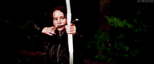 À l’opposé de Bella de « Twilight », Katniss ne construit pas sa vie autour d’un mec ou d’un triangle amoureux, et sa vie sentimentale passe après sa survie et celle de sa famille. Courageuse et franchement badass, c’est elle qui sauve Peeta à plusieurs reprises et pas le contraire. Un exemple rafraîchissant dans l'univers souvent sexiste des blockbusters hollywoodiens.