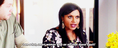 Mindy Kaling incarne une nouvelle génération de féministes, et met en avant le fait que l'on peut parfaitement aimer le rose et la presse people tout en étant féministe. Prenant la réussite professionnelle de Mindy Lahiri pour acquise, la série se concentre surtout sur ses aventures sexuelles et sentimentales, ainsi que son amour de la junk food. Surtout, son personnage dégage une confiance en elle inébranlable, sur laquelle nous devrions tou(te)s prendre exemple.