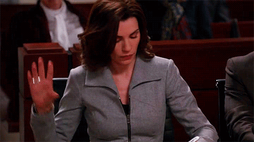 Au début de la première saison de « The Good Wife », Alicia est une mère au foyer réservée qui reprend le travail après l’arrestation médiatisée de son mari. Au fil des saisons, on observe son émancipation professionnelle et sexuelle pour la voir devenir l’une des avocates les plus respectées de Chicago, et une femme qui ne se définit plus à travers un homme.