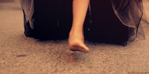 Caminhando para casa descalça, com o salto nas mãos, não dando a mínima para o mundo. Você ri das meninas que te olham com ar de reprovação, sabendo que no fundo elas queriam estar no seu lugar. Dane-se tudo.
