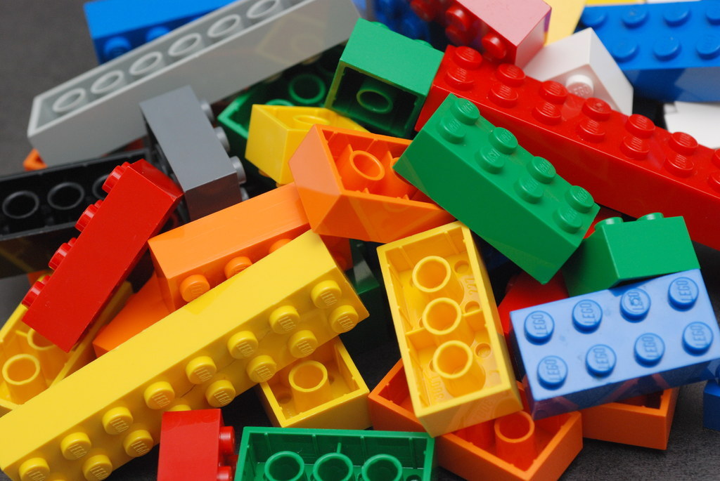 Kannst du dich noch an richtige Legosteine erinnern? Also eine Sammlung bunter Steine verschiedenster Grössen, ohne Anleitung, wie du sie zusammensetzen sollst?Dann bist du wahrscheinlich ziemlich alt. Lego hat die Produktion zwar nicht eingestellt, verdient aber mittlerweile viel mehr Geld mit fertigen Bausätzen wie "Star Wars". Und kannst du dich noch erinnern, wie schmerzhaft es war, mit nackten Füßen auf eine Lego-Stein zu reden? Ja, genau.