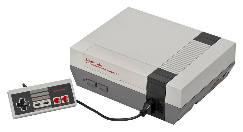 Die Spielekonsole hat Dir erstmals SuperMario oder die Legende von Zelda nach Hause auf den Fernseher gebracht. Legendär war vor allem das Fußballspiel, bei dem Du mit einem Fallrückzieher von der Mittellinie Tore schießen konntest.