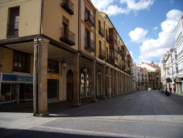 Las algo más de 80.000 almas censadas en esta ciudad castellano-leonesa pasan las horas viendo pasar el tiempo. Algunos dicen que es triste, otros la confunden con Valencia. Un cúmulo de problemas.