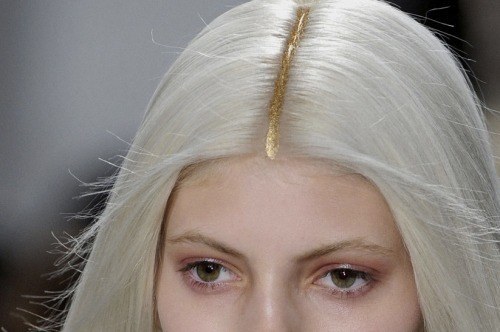 Or silver, or bronze, or green, whatever! Easily achieved by adding either a glittery liquid product (like eyeliner), or hair chalk to your part, this is a pretty unusual (and subtle) look.