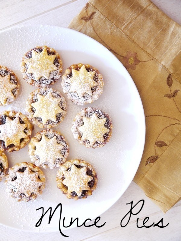 Adorable, Christmas-ready mincemeat pies.