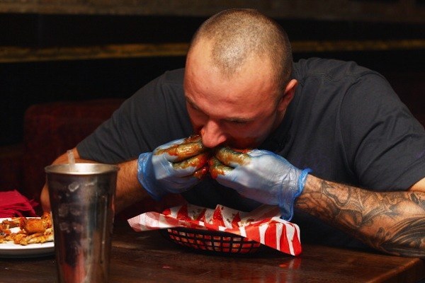 To get on the Wall of Fame, competitors must eat six hot wings soaked in Naga Viper chili sauce in 10 minutes followed by five minutes of burn time.