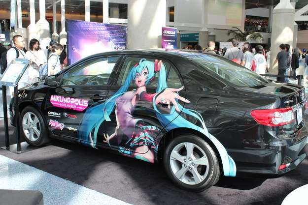 did hatsune miku tour with lady gaga