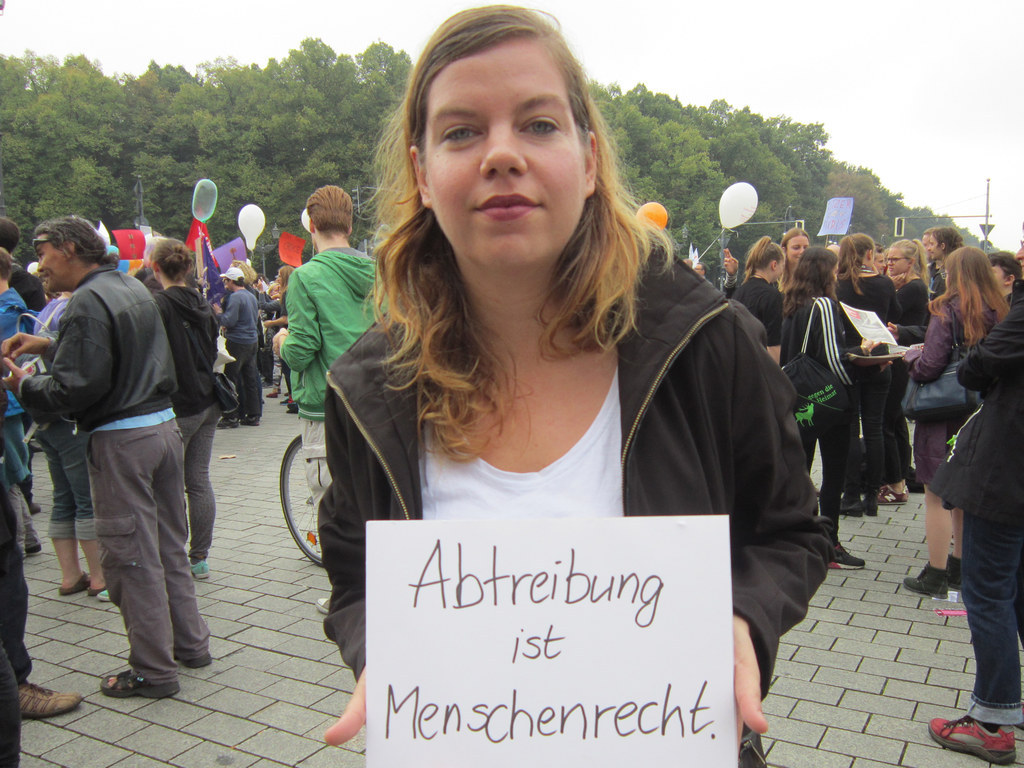Jährlich im September zieht die Pro-Life Demonstration Marsch für das Leben durch unsere Hauptstadt, um für ein Verbot von Schwangerschaftsabbrüchen, Sterbehilfe und ganz allgemein gegen sexuelle Selbstbestimmung zu demonstrieren. Wie jedes Jahr gab es auch diesen September wieder eine Gegenveranstaltung von knapp 1000 Menschen, die mit diesen Forderungen alles andere als einverstanden waren.