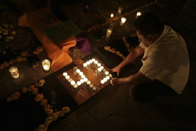 Estas velas representan a los 43 estudiantes de la Escuela Normal Rural de Ayotzinapa, México, los cuales se encuentran desaparecidos desde el 26 de septiembre de este año. Pese a las desgarradoras declaraciones de supuestos secuestradores aceptando haberlos asesinado, quemado y enterrado, se siguen llamando desaparecidos hasta no alcanzar más pruebas que demuestren lo contrario.