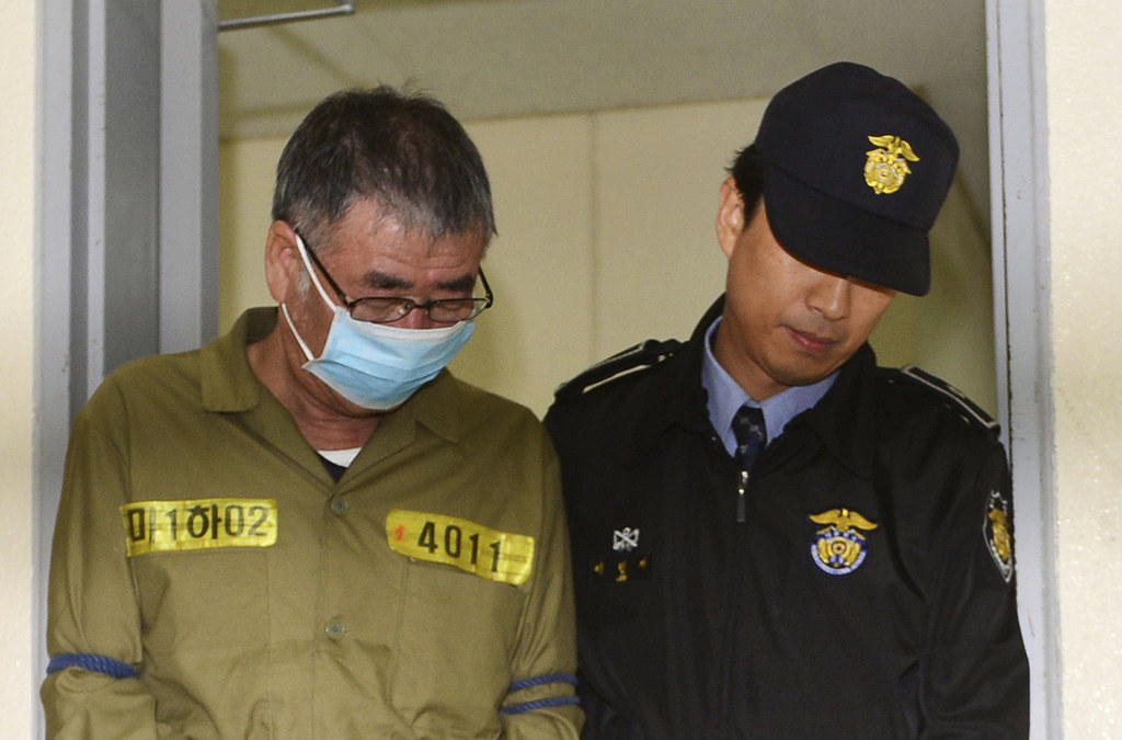 Lee Joon-seok, the captain of the sunken South Korean ferry Sewol (left) arrives at Gwangju District Court in Gwangju, South Korea, on Oct. 27.