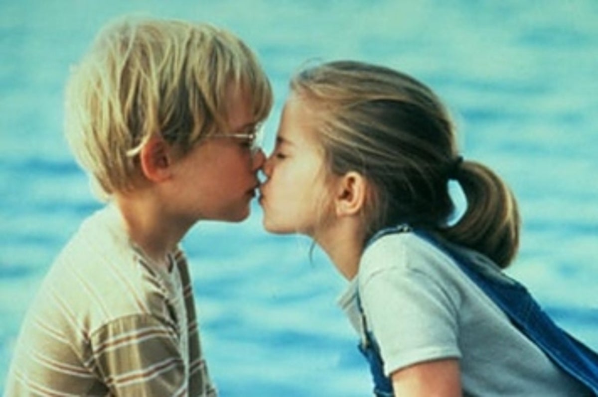 30 Adorably Awkward First Kiss Stories