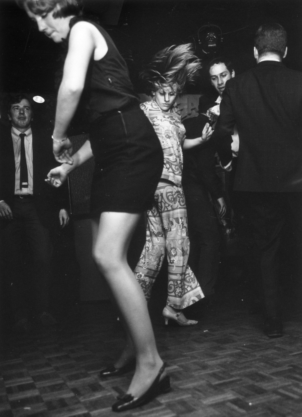 Des danseurs au Speakeasy, un club de Londres situé près d'Oxford Circus et dont l'entrée était décorée comme celle d'un funérarium. Le 3 mars 1967.
