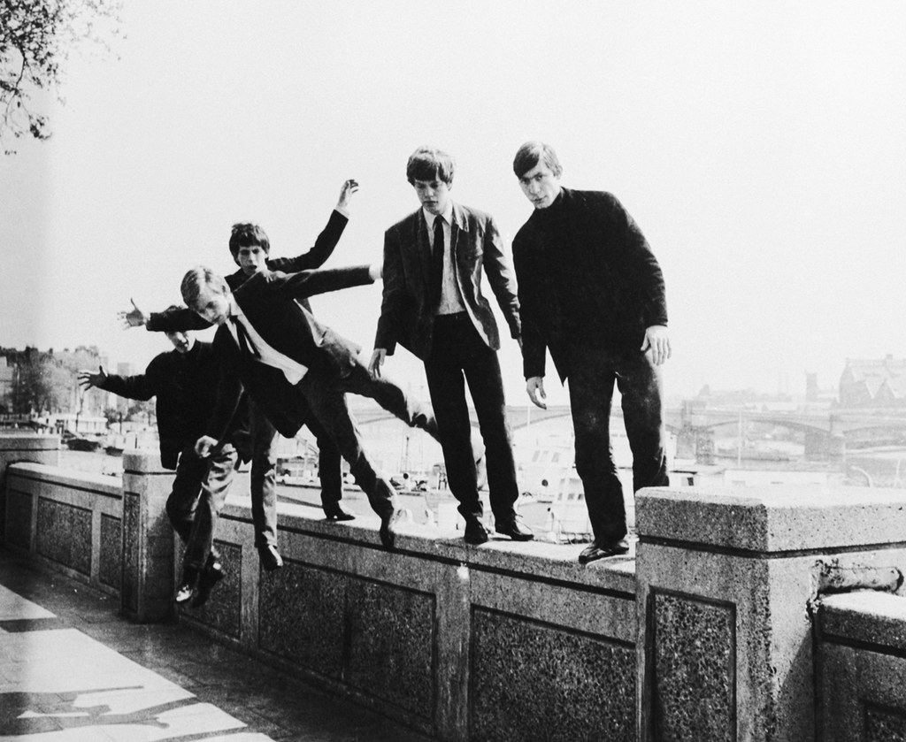 Les Rolling Stones sur les berges de la Tamise en 1963.