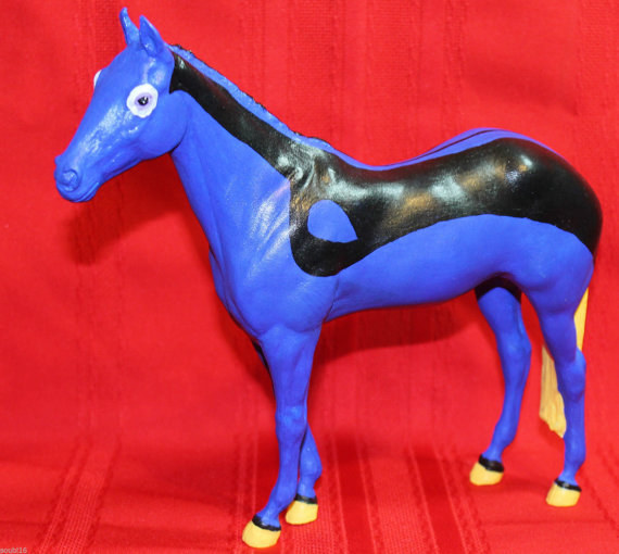 Would love to know how this woman got the "Let me paint this horse to look like Dory from Finding Nemo" idea. Seriously though what the hell is this thing?